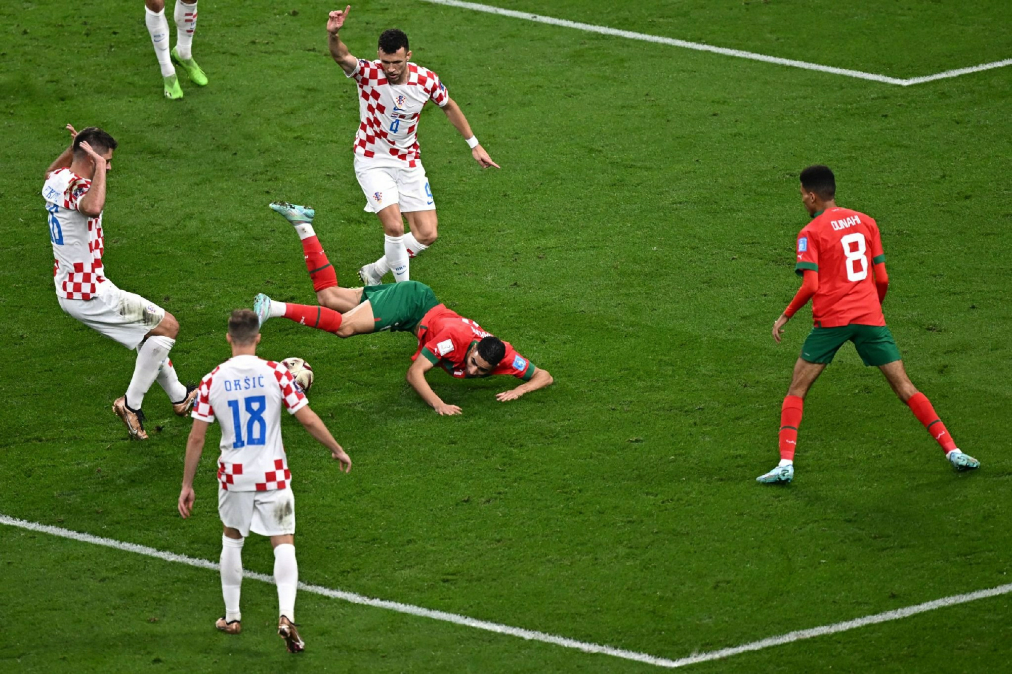 爱博体育-法国队场面大乱，苦战出线晋级下一轮比赛(法国队的比赛)